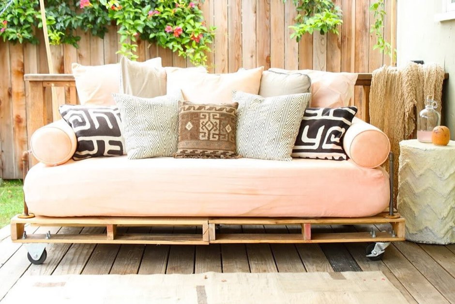 Деревянный диван с подушками на кухню (70 фото)