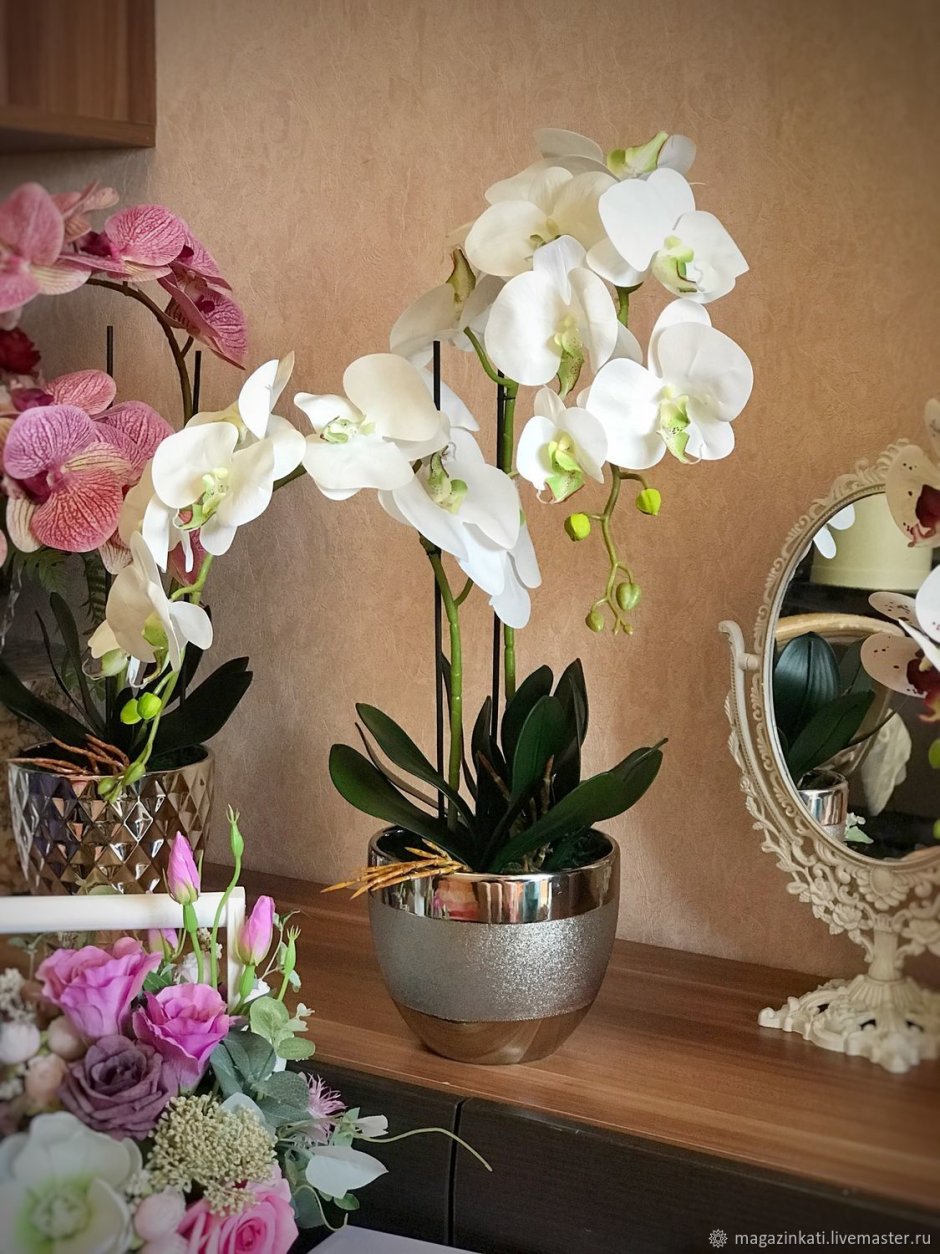 Искусственные орхидеи в напольном кашпо