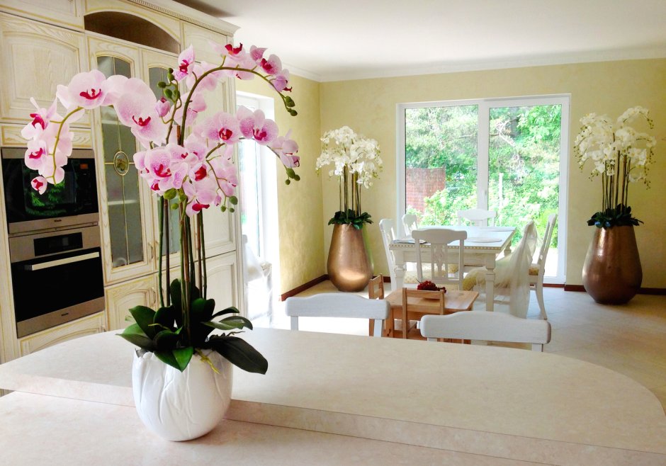 Искусственные орхидеи в вазе для интерьера (63 фото)