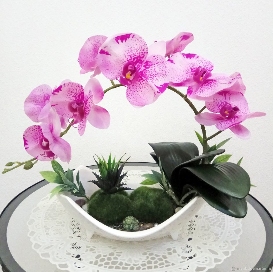 Композиции искусственных цветов с орхидеями