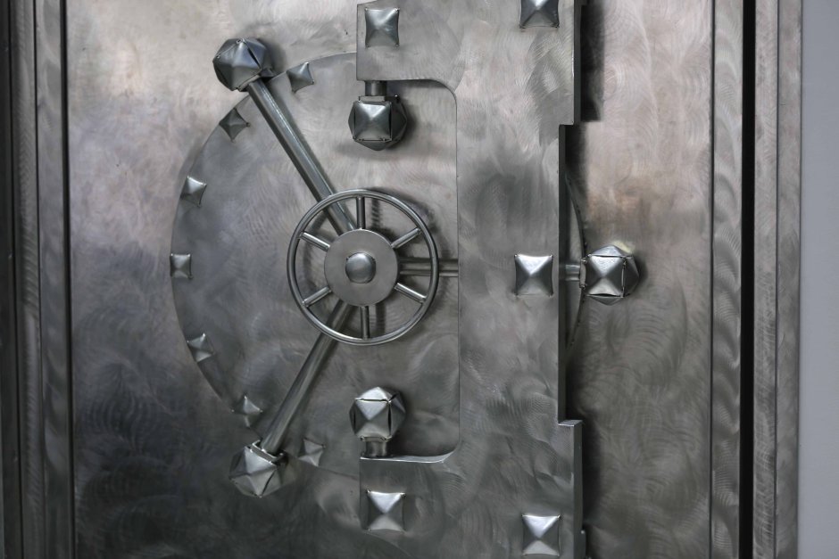 Дверь входная металлическая с сейфовым замком