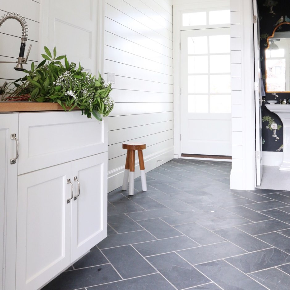 Белая плитка на кухне на полу фото