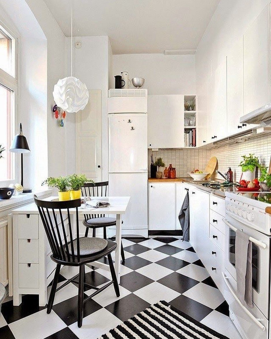 Белая плитка на кухне на полу