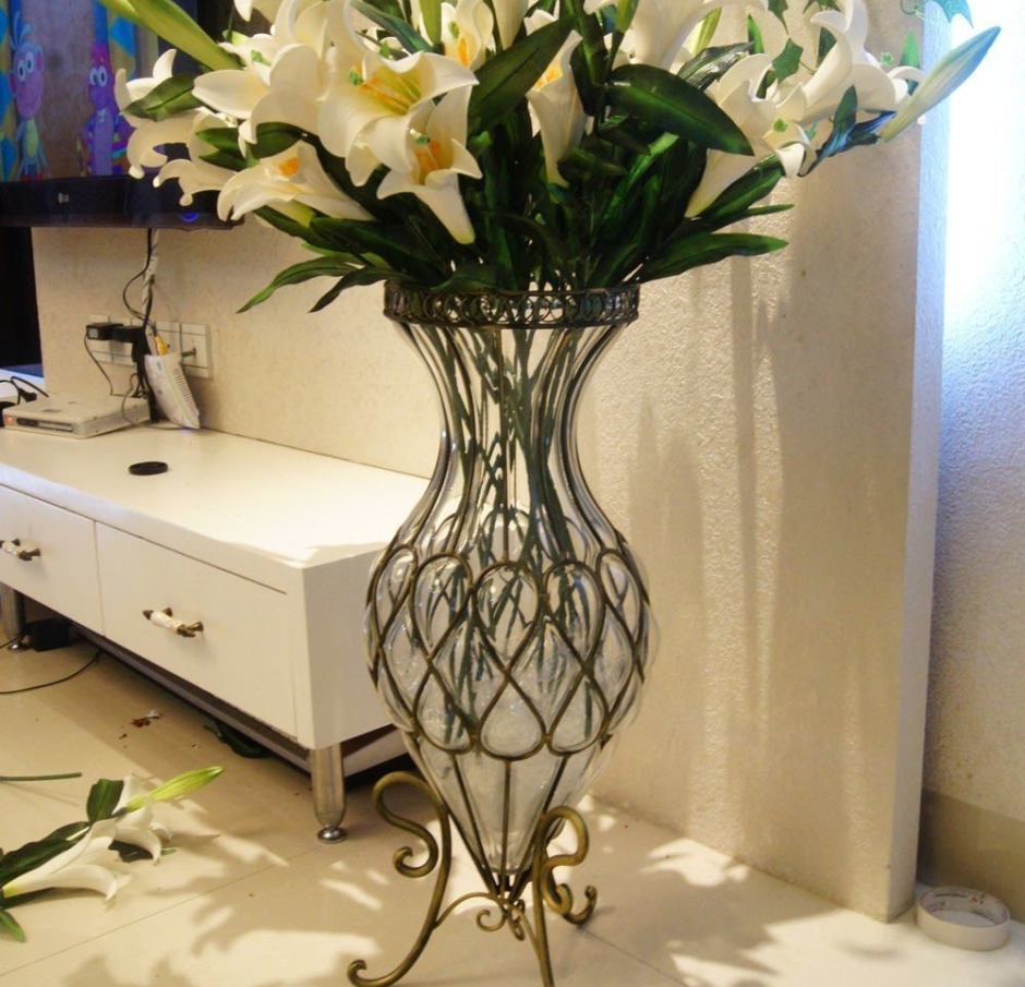 Напольная ваза с искусственными цветами