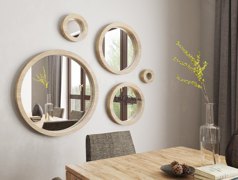Круглое зеркало в деревянной раме