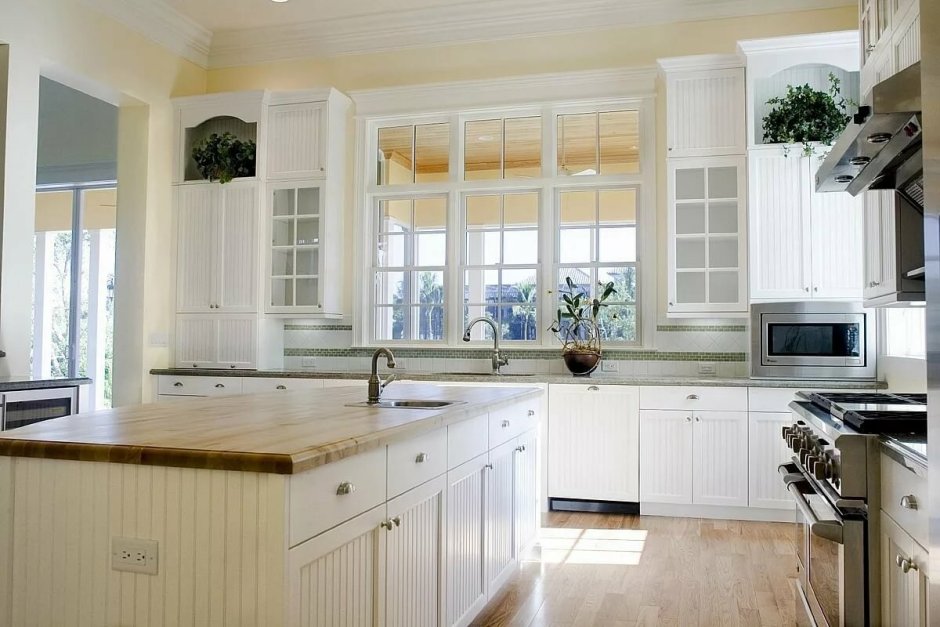 Белая кухня с черными окнами