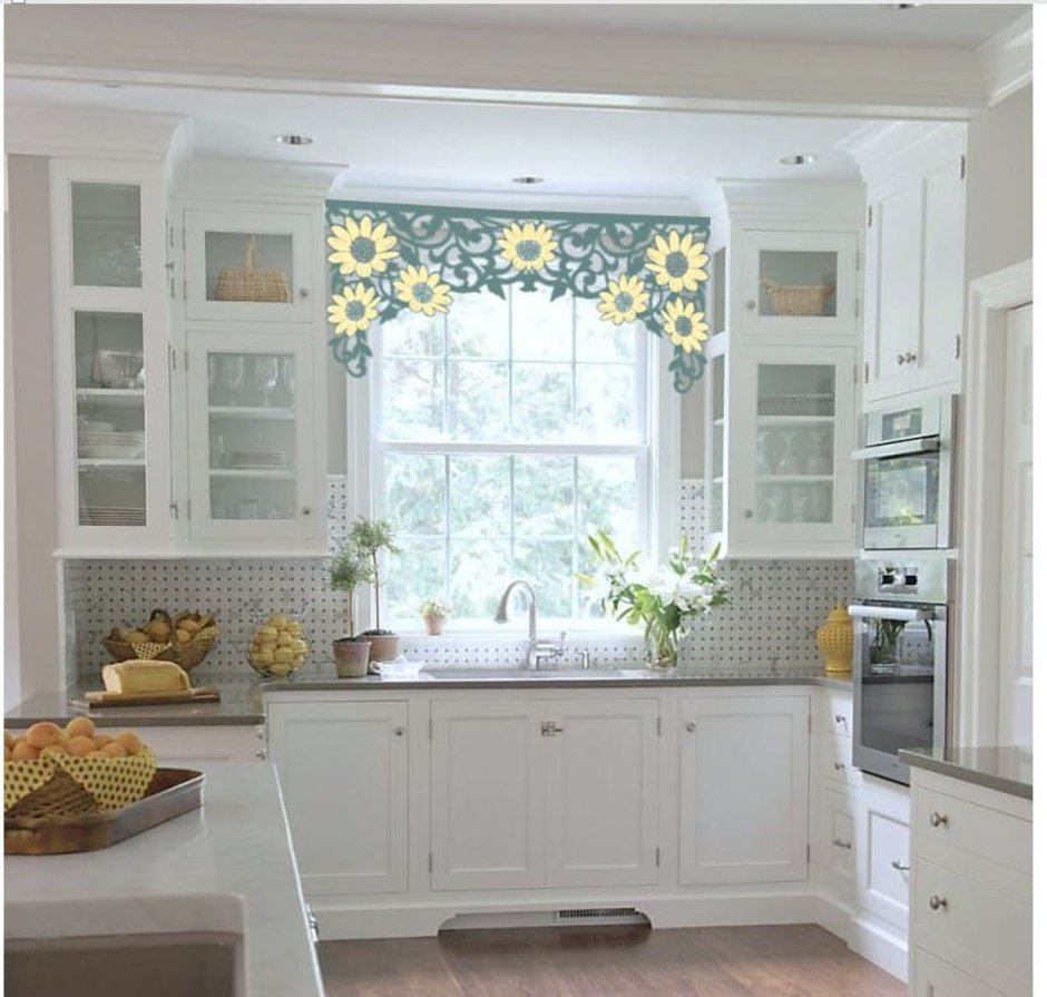 Белая кухня с окном