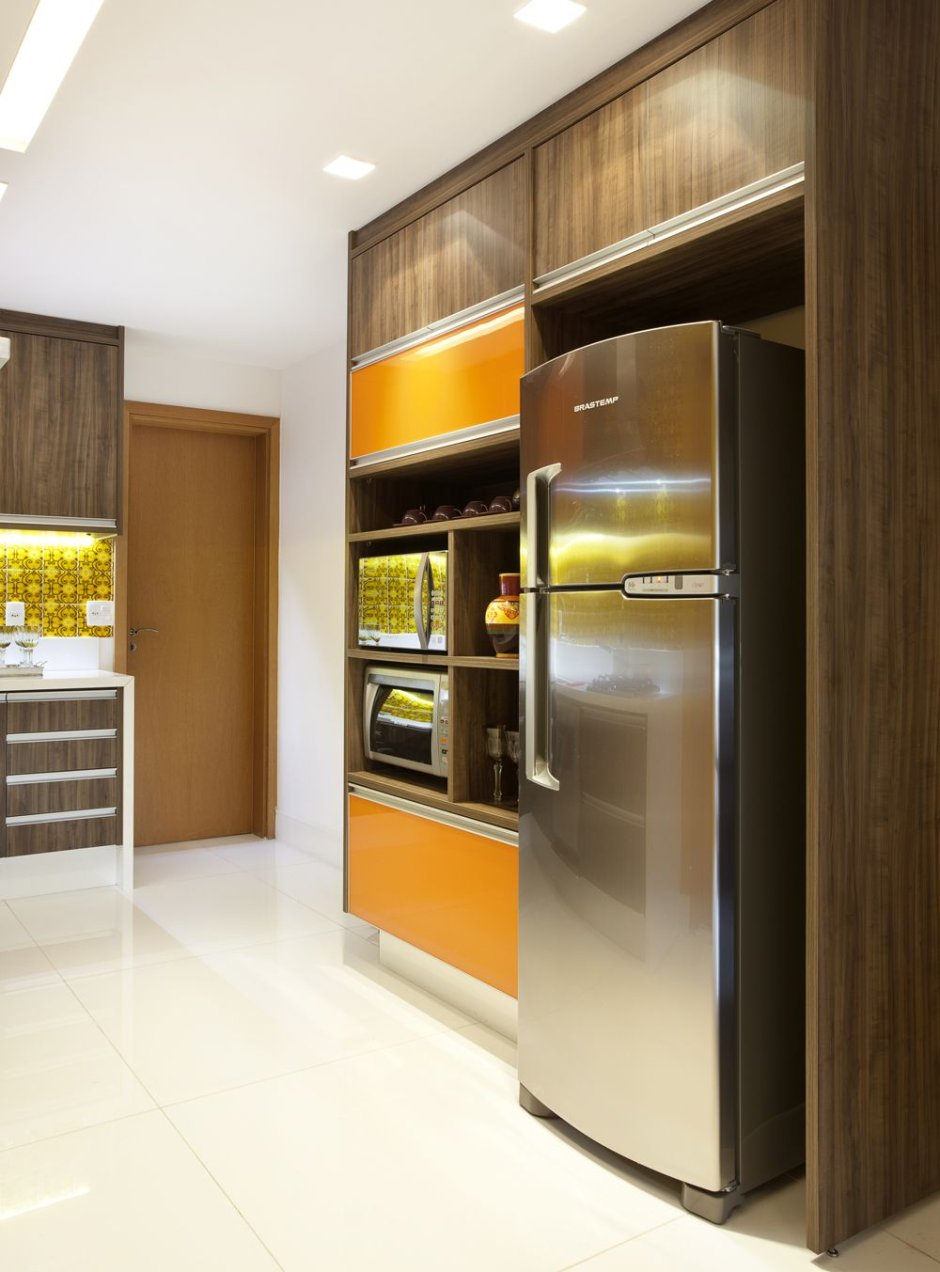 Кухня с коричневым холодильником