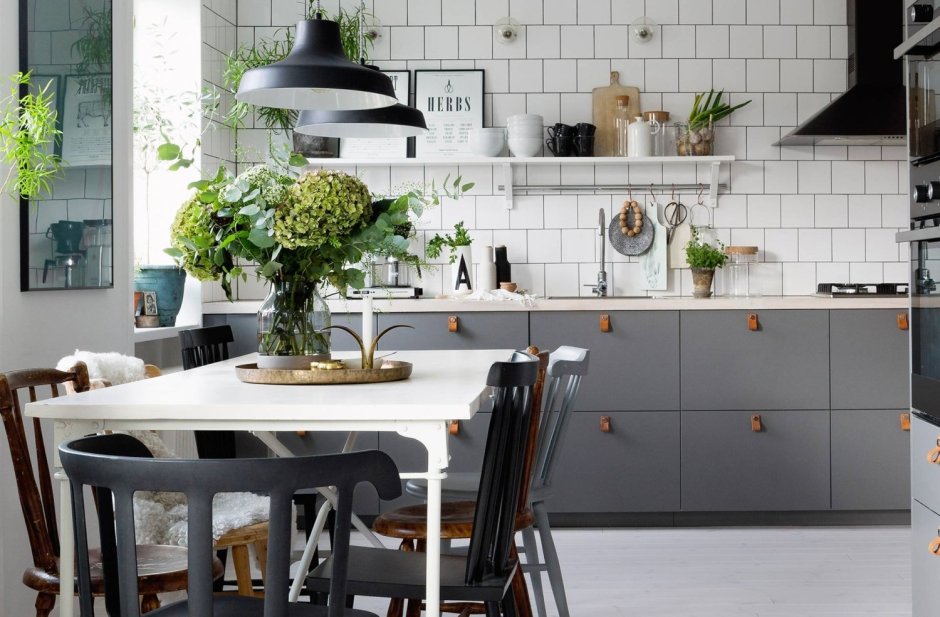 Стол в стиле Сканди