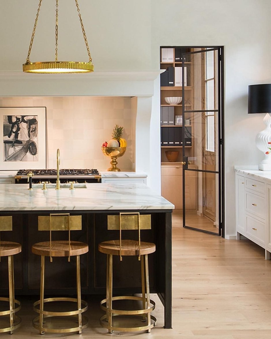 Стол с разными стульями в интерьере