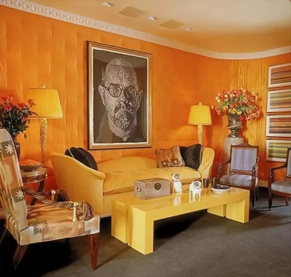 Гостиная с горчичными шторами