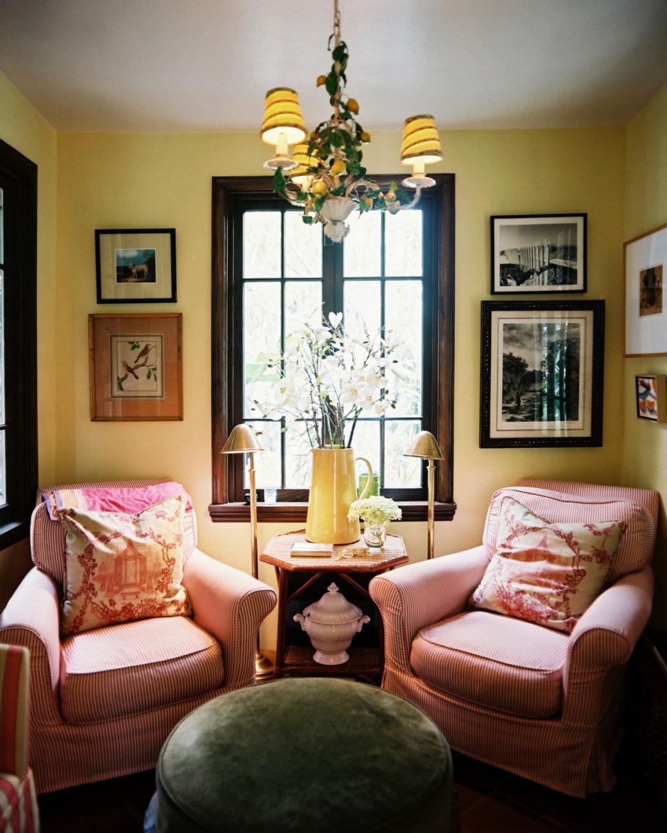 Гостиная с желтыми стенами