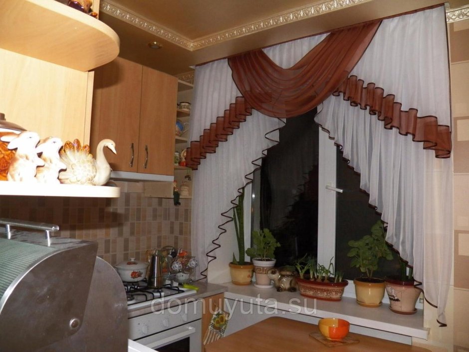 Тюль с ламбрекеном на кухню на большое окно