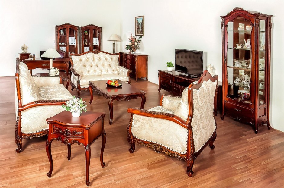 Спальня с коричневой деревянной мебелью
