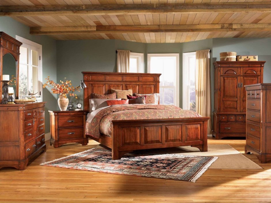 Спальня с деревянной мебелью