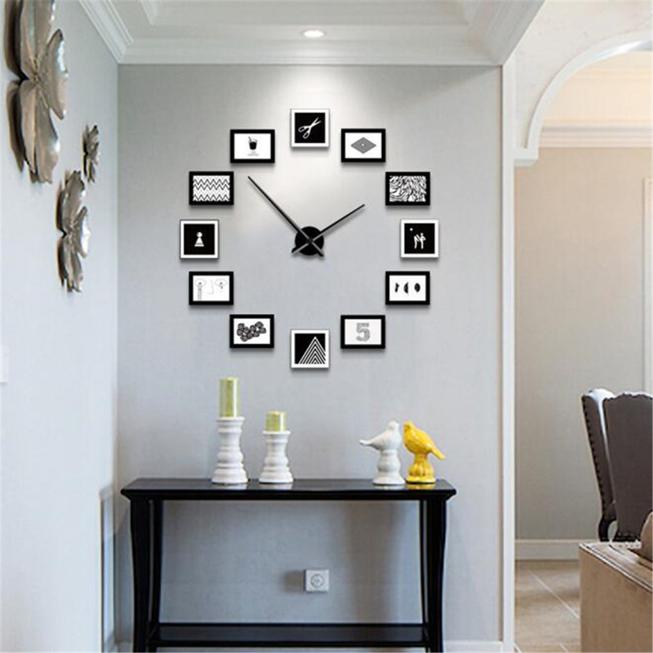 Часы и картины на одной стене