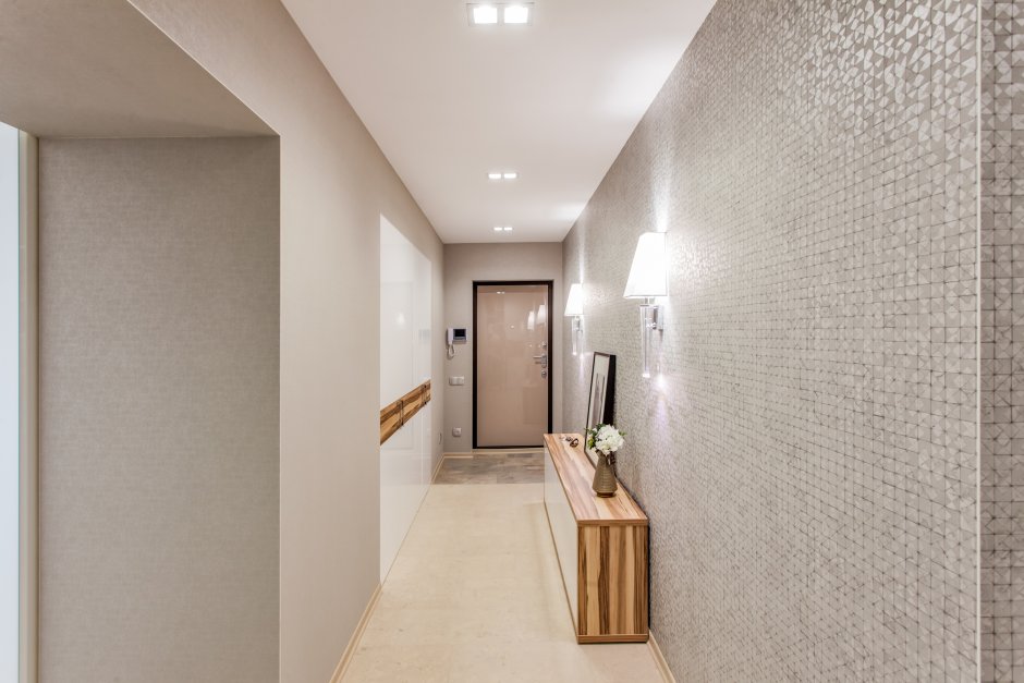 Длинный коридор с серыми стенами