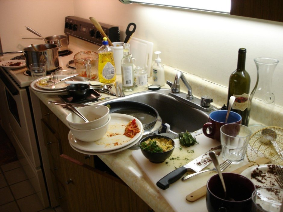 Грязная посуда на кухне