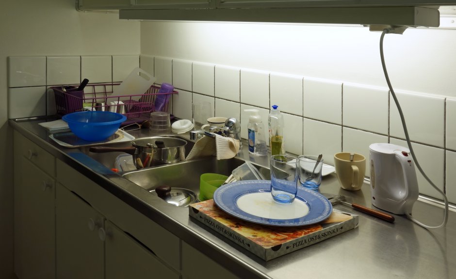 Грязная посуда в кухонной раковине