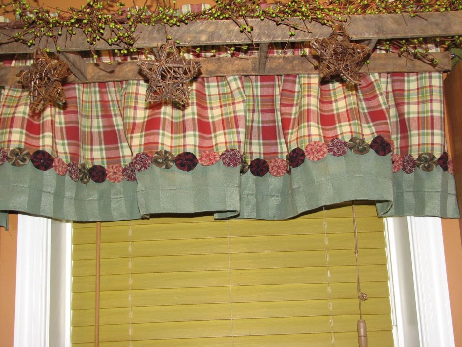 Ламбрекен на кухню в стиле Кантри