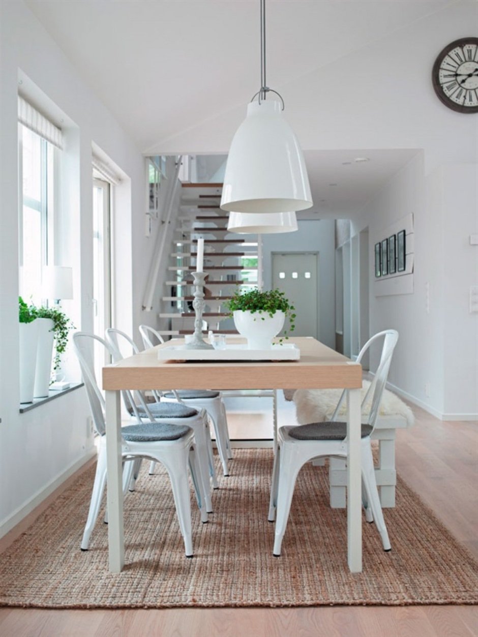 Цветные стулья на кухне в шведских квартирах