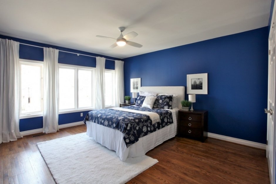 Синий потолок в спальне