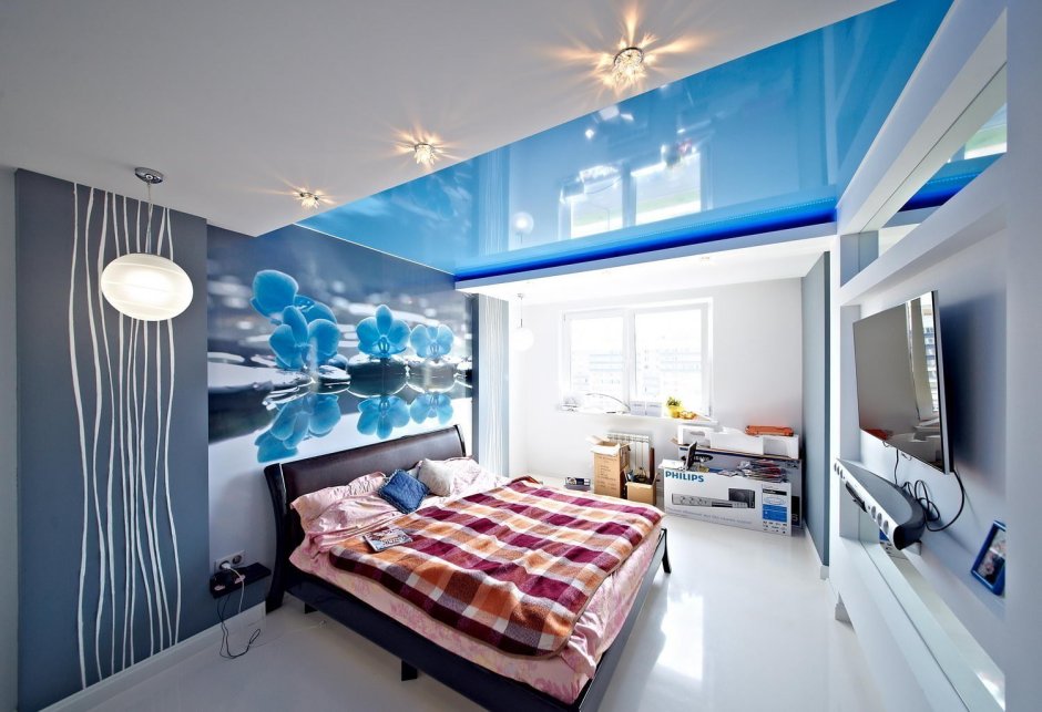 Синий натяжной потолок в спальне