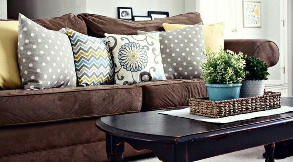 Кофейный диван в интерьере (66 фото)