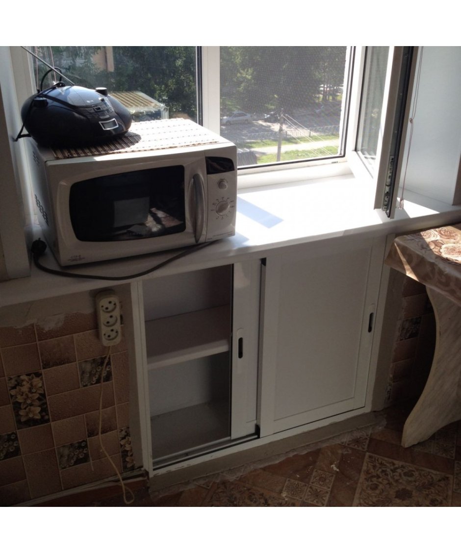 Кухонный холодильник под окном