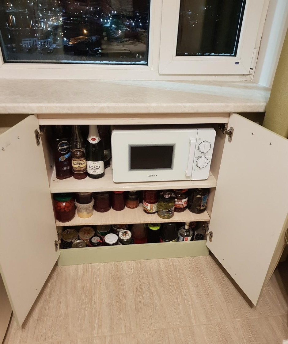 Кухня с холодильником под столешницей