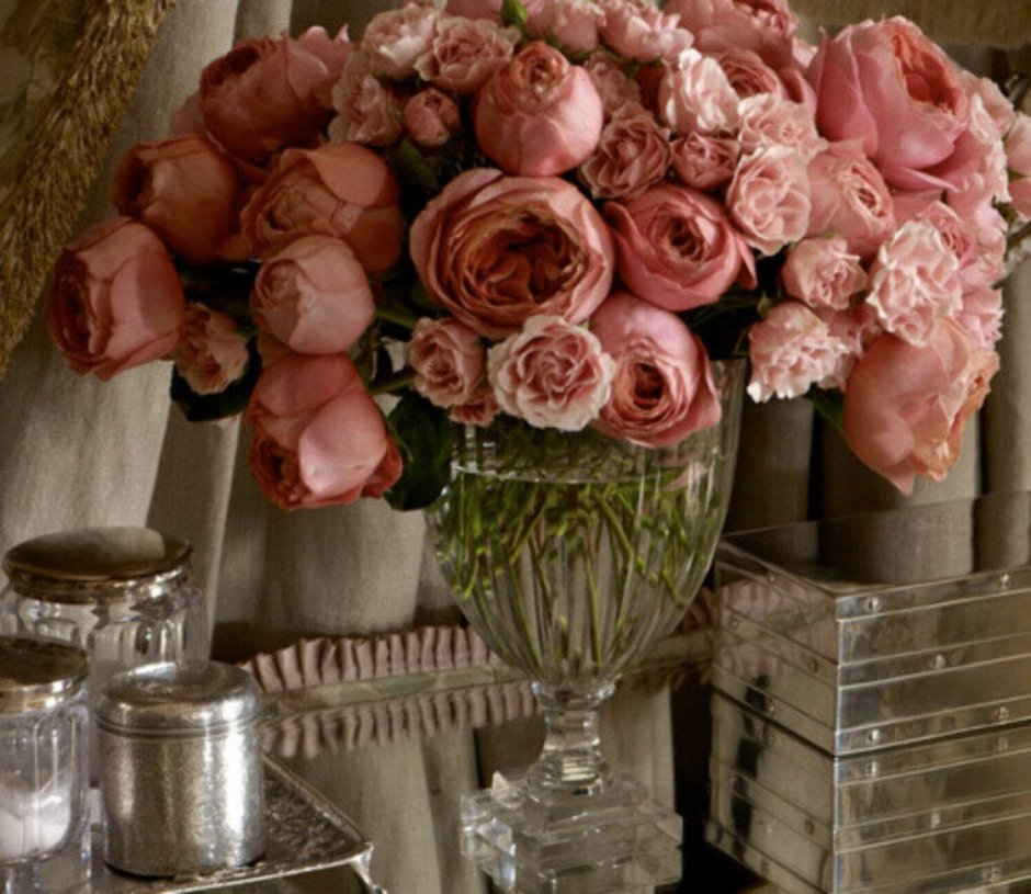 Серо розовая гостиная