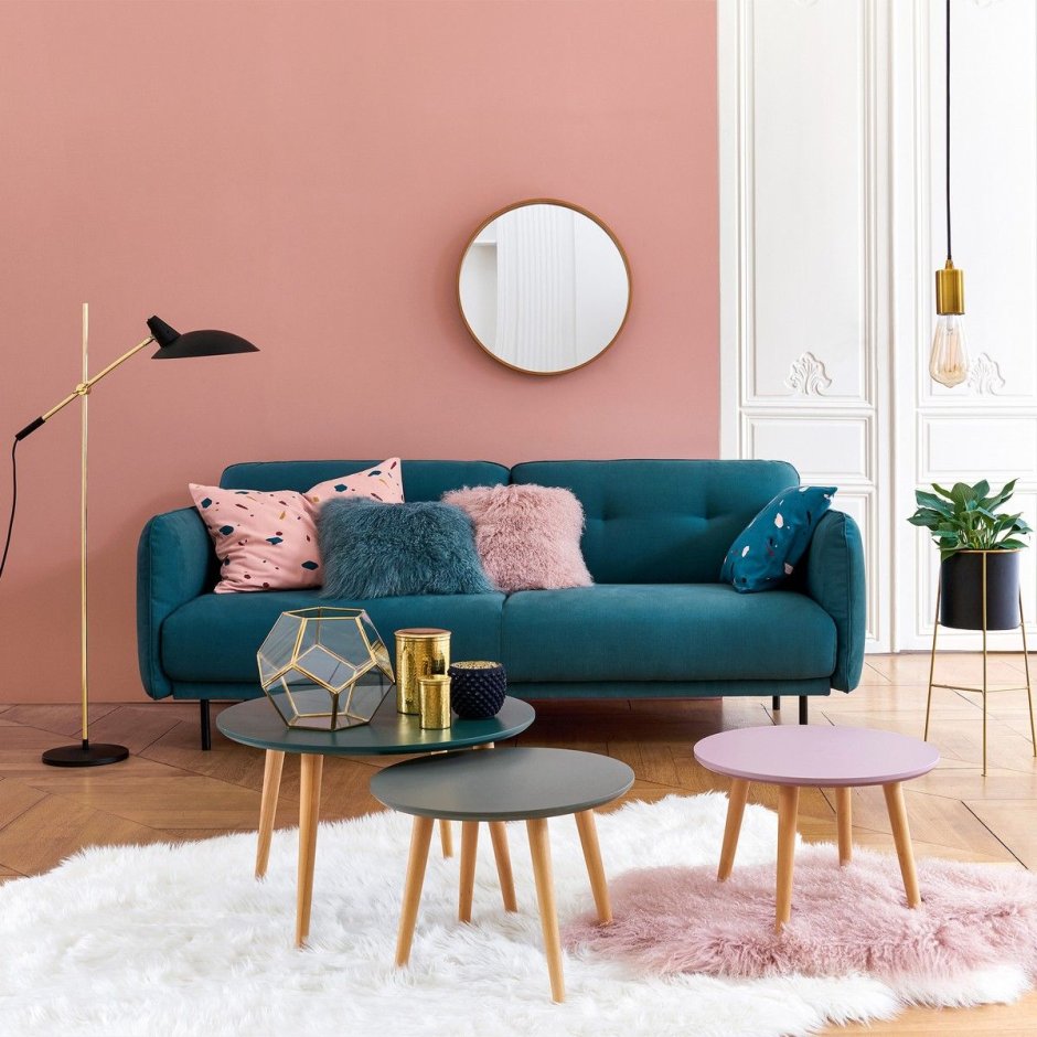 Серо-розовый интерьер гостиной