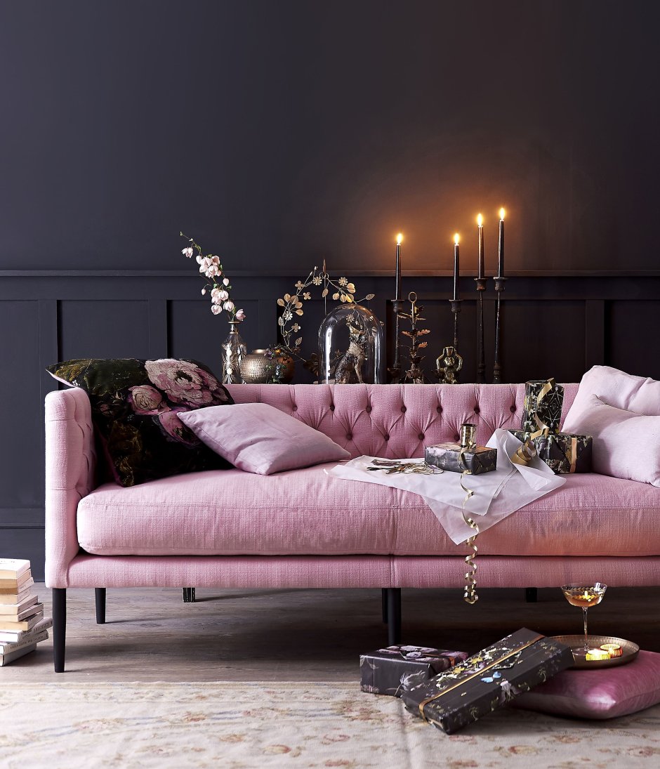 Розовая мягкая мебель в интерьере
