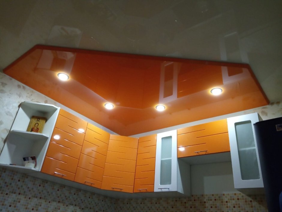 Серо оранжевый интерьер кухни