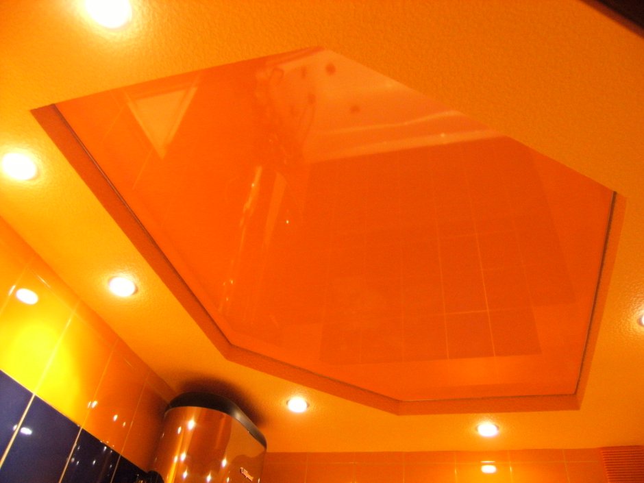 Оранжевый потолок на кухне