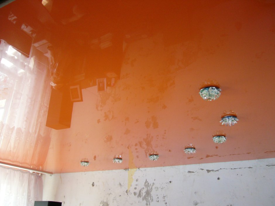 Натяжной потолок на кухню глянцевый с подсветкой оранжевый