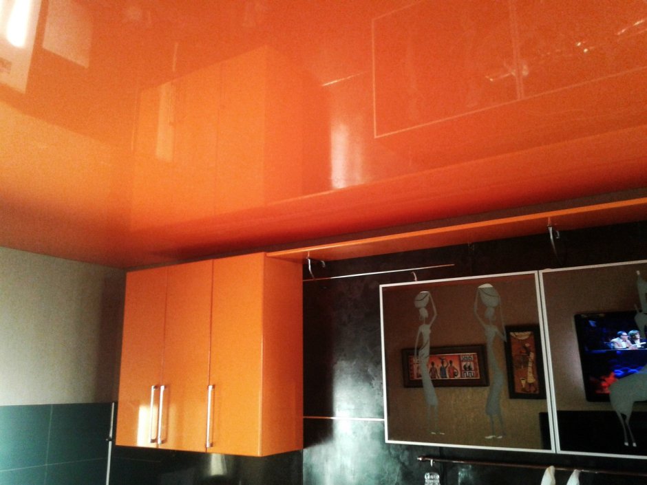 Глянцевый оранжевый натяжной потолок