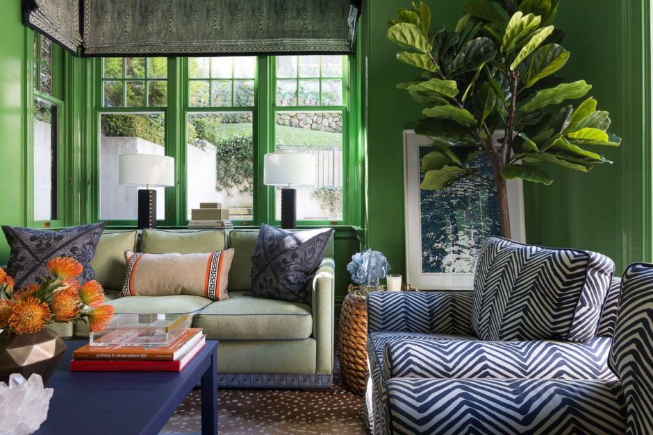 Интерьер с деревянными коричневыми окнами