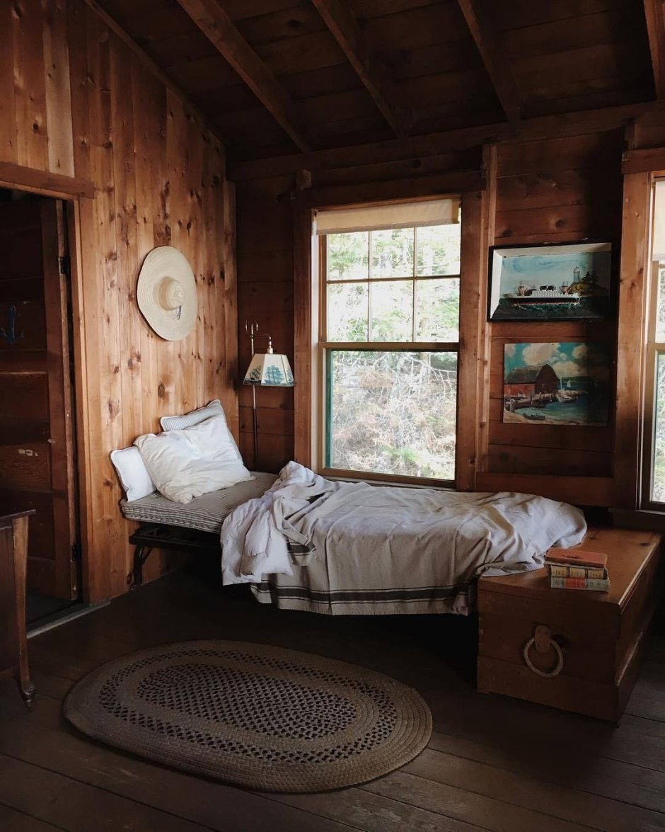 Уютная деревянная спальня
