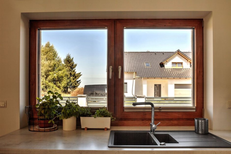 Цветные пластиковые окна в интерьере