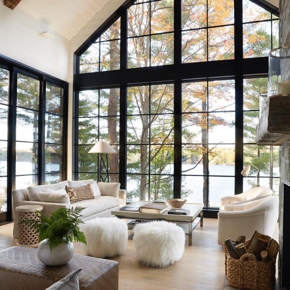 Деревянное обрамление окна в интерьере