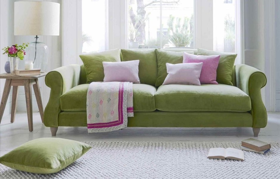 Оливковый диван диван в бежевом интерьере