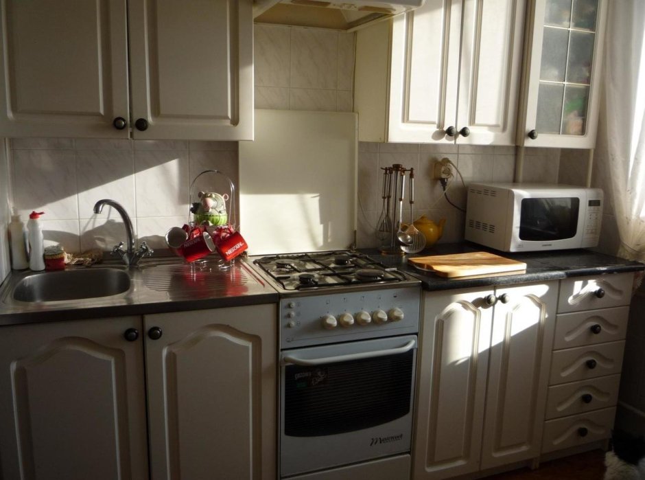 Кухонный гарнитур с отдельно стоящей плитой