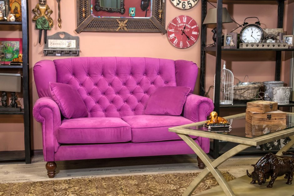 Кресло цвета фуксии