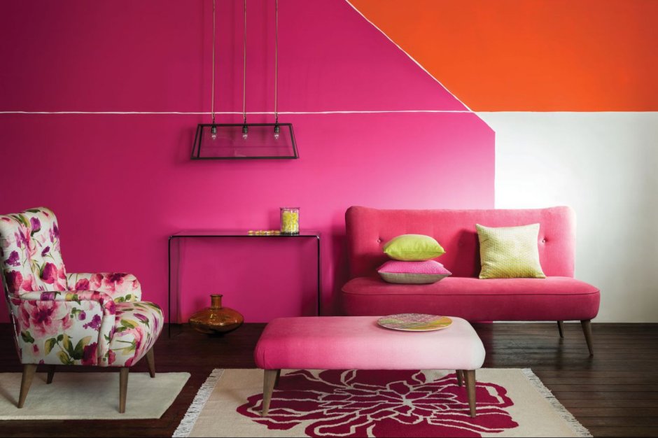 Яркий интерьер с розовой стеной
