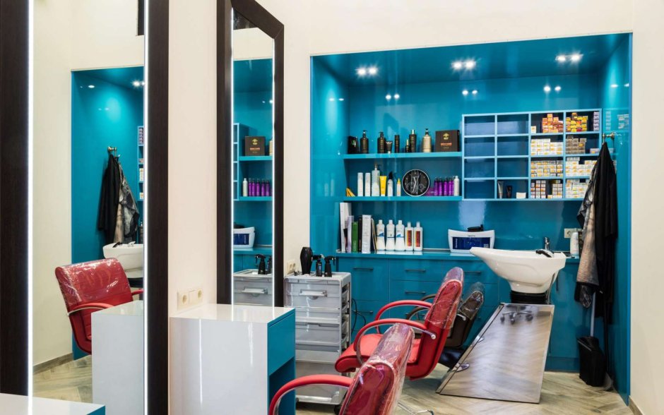 Интерьер парикмахерской в синих тонах