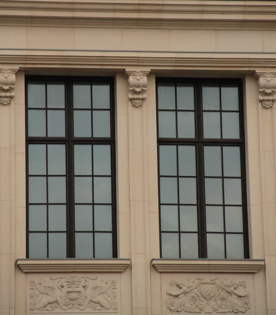 Коричневые окна со шпросами