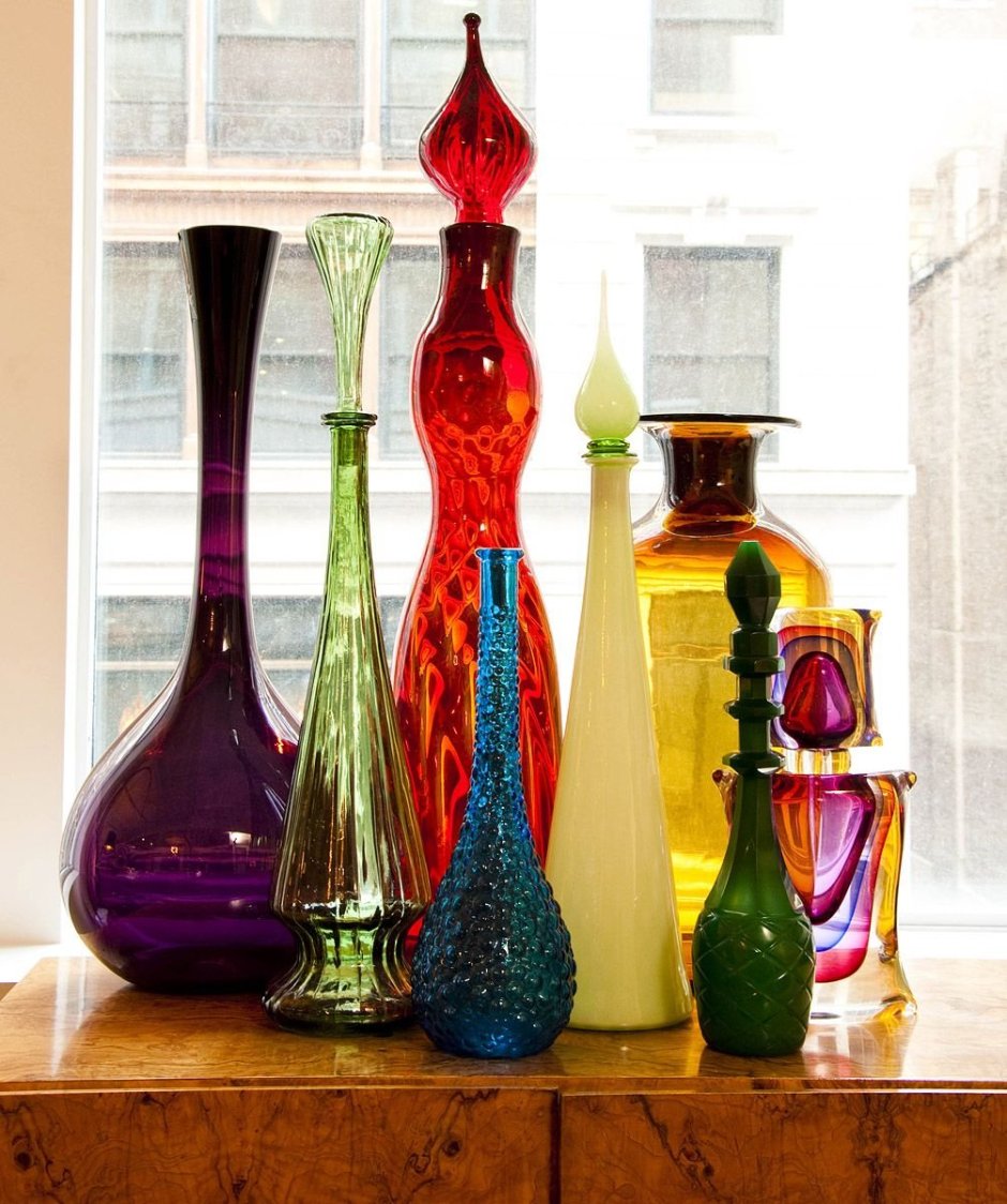 Цветные стеклянные вазы в интерьере