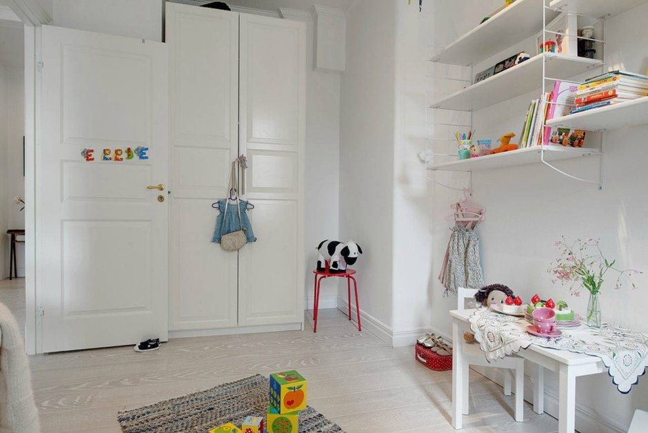 Шкаф в детскую комнату в скандинавском стиле