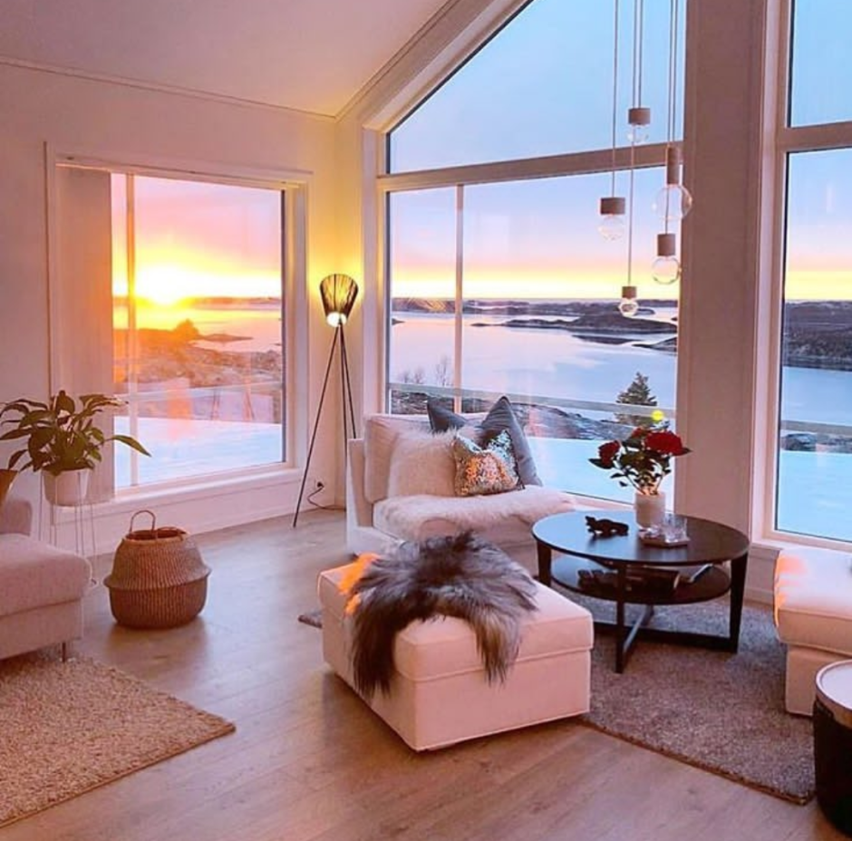 Уютная гостиная с панорамными окнами